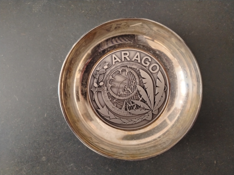 Coupelle commémorative du Patrouilleur ARAGO offerte par l'équipage du navire à l'occasion de sa rencontre avec l'associaition ARAGO UNIVERS le 6 juin 2026 dans la salle des actes du Lycée Michelet de Vanves.