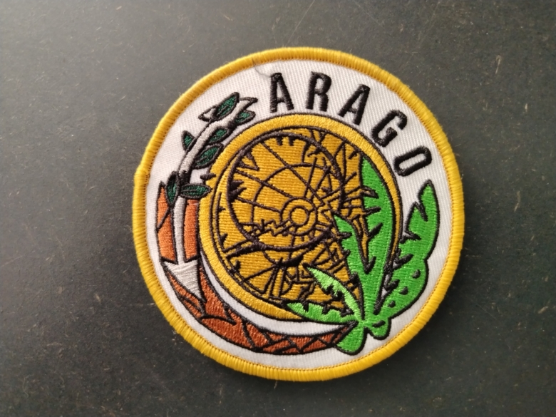 Ecusson d'uniforme de l'équipage duPatrouilleur ARAGO offert aux membres du bureau de l'associaition ARAGO UNIVERS le 6 juin 2026 dans la salle des actes du Lycée Michelet de Vanves.